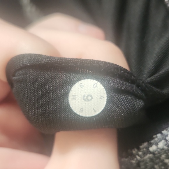 Lululemon black white scoopneck sports bra with adjustable straps size 6 - Picture 4 of 4